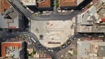 Straßenverkehr in Athen von oben