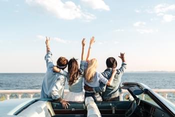 Freunde im Cabrio