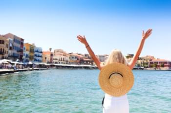 Frau am Hafen von Chania, Kreta