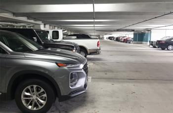SUV im Parkhaus