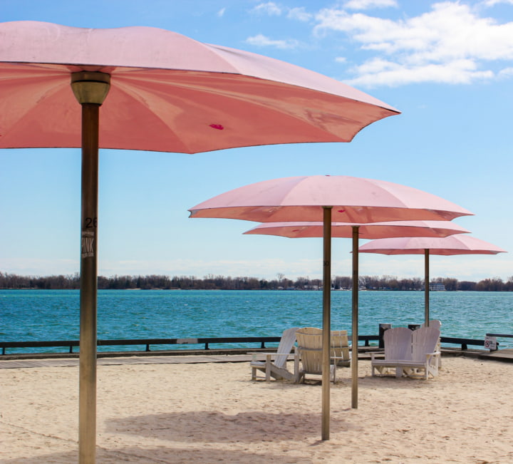 Pinke Schirme am Sugar Beach