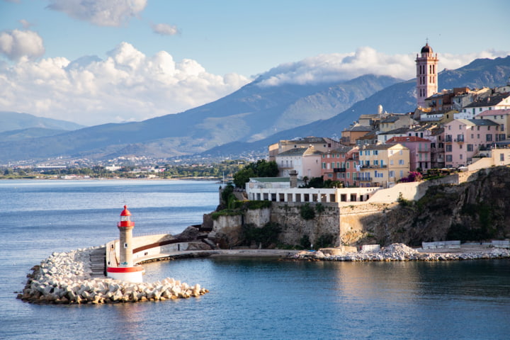 Blick auf Bastia und die umliegenden Berge