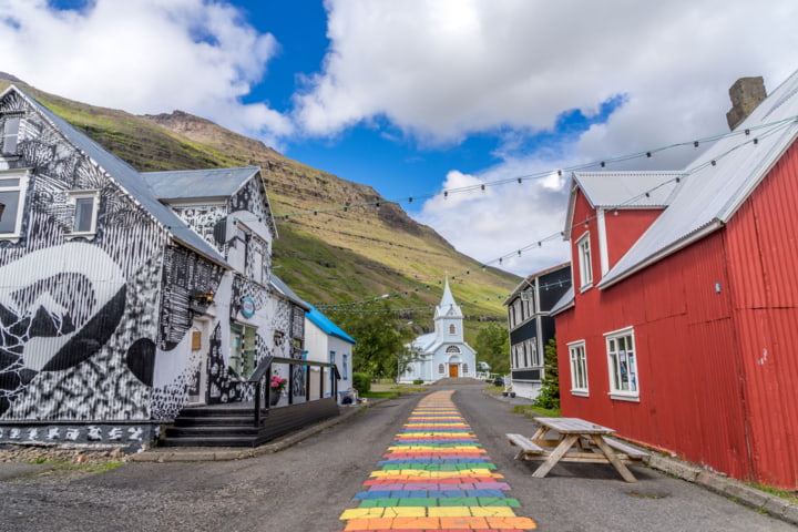 Blick auf die Regenbogenstraße in Seyðisfjörður