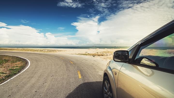Blick aus dem Auto auf den Strand