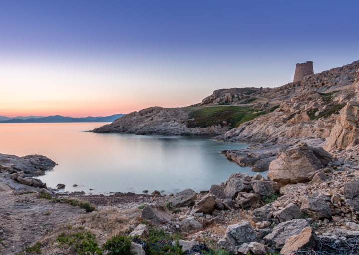 Sonnenaufgang in einer Bucht von L'Île-Rousse