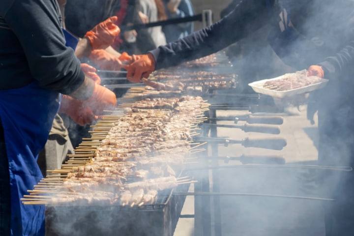 Souvlaki-Spieße beim Karneval in Limassol