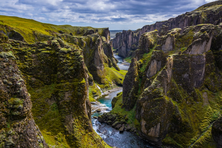 Ausblick auf die Fjaðrárgljúfur-Schlucht