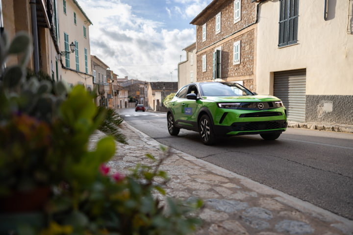 Mietwagen in einem spanischen Bergdorf