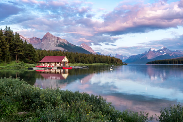 Haus auf dem Maligne Lake