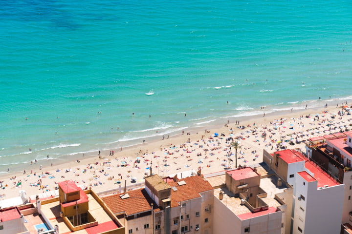 Blick über den Strand bei Alicante