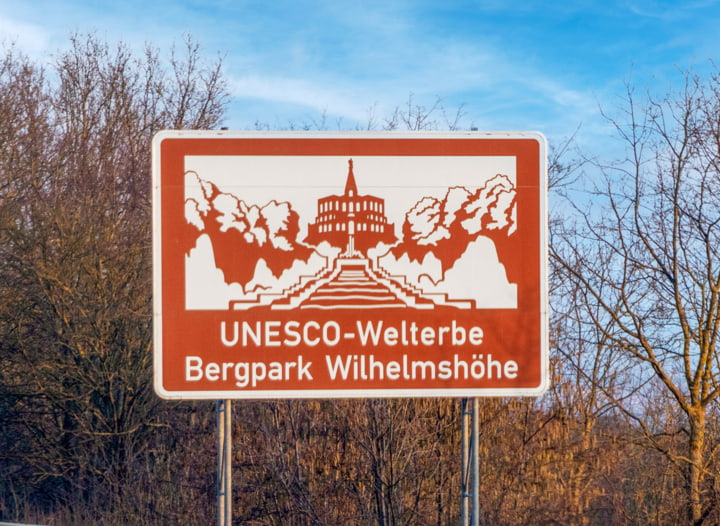 Touristische Unterrichtungstafel am Rand der Autobahn