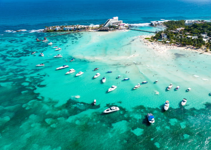 Blick auf einen Strand von der Isla Mujeres