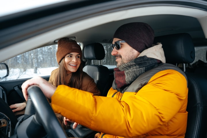 Paar im Auto im Winter