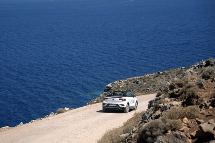 Cabrio auf einer Panoramastraße