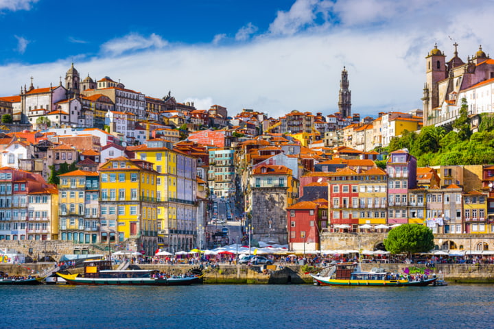 Skyline der Altstadt von Porto über den Fluss Douro