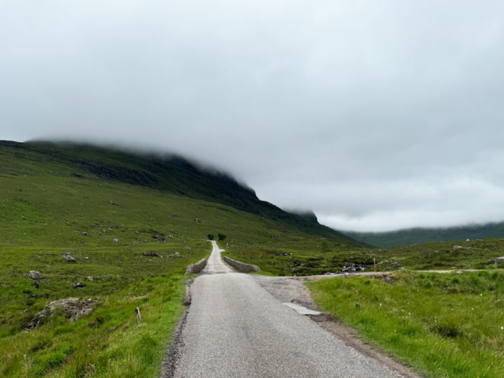 Nebel hängt über den Straßen