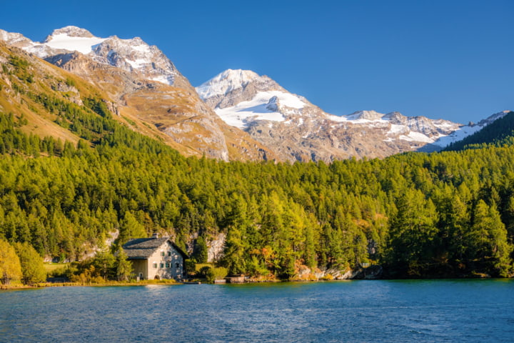 Haus am Ufer des Sees Sils (Graubünden, Schweiz)