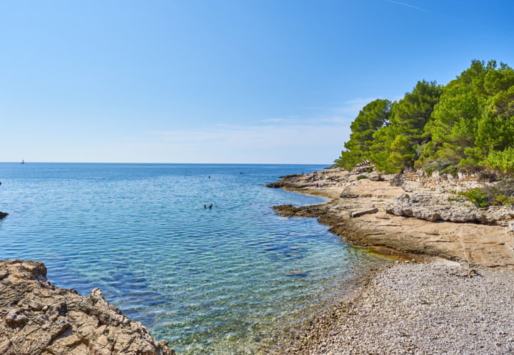 Kiesstrand bei Pula