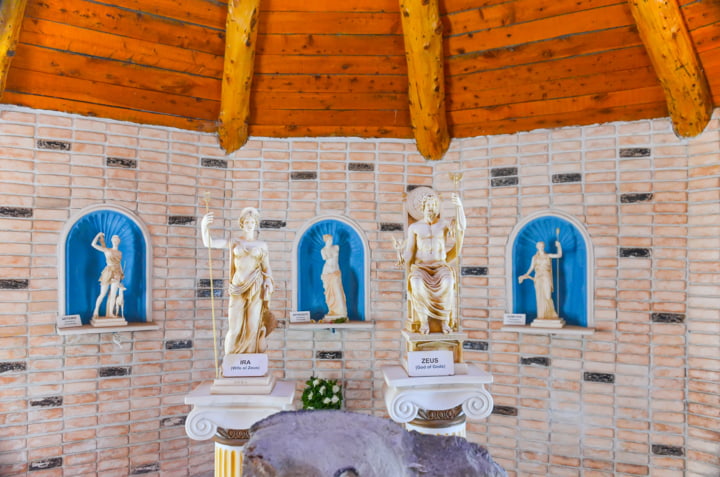 Zeus and Ira im Museum