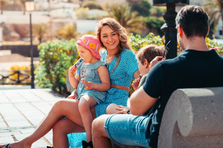 Familie auf einer Bank auf Fuerteventura