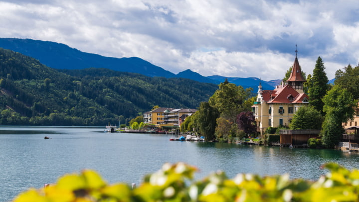 Millstätter See in Österreich mit Villa am Ufer