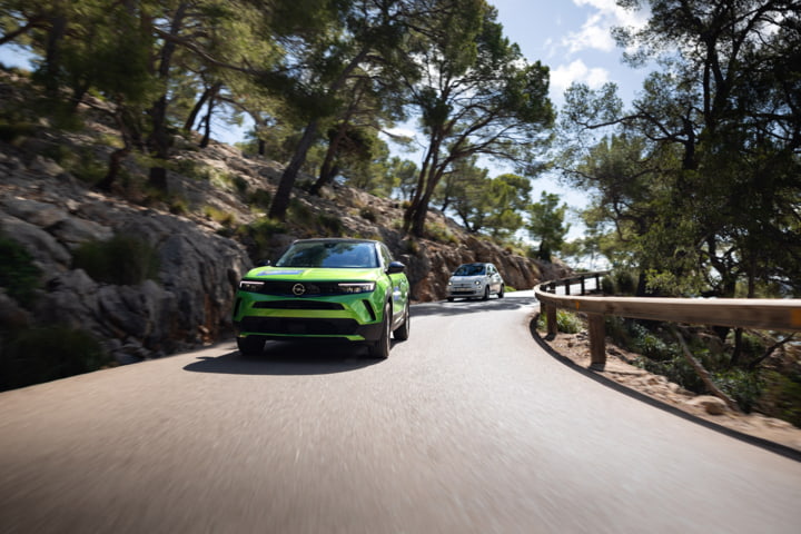 Auto auf einer Bergstraße in Spanien 