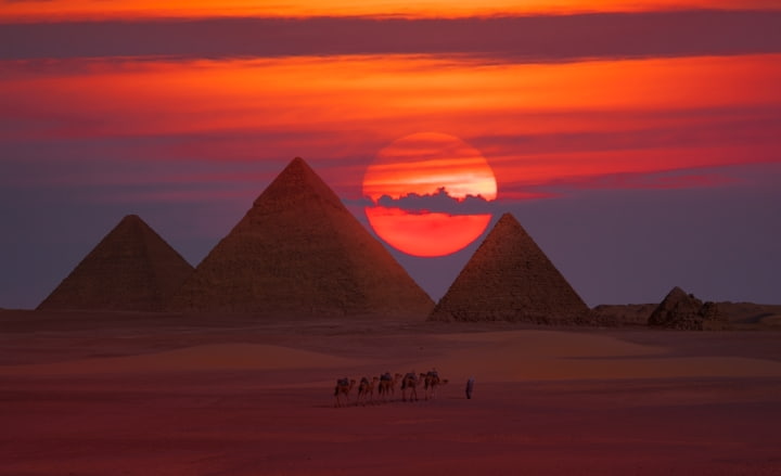 Kamel Karawane vor den Pyramiden von Gizeh