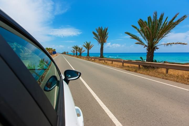 Auto auf einer Straße am Meer auf Zypern
